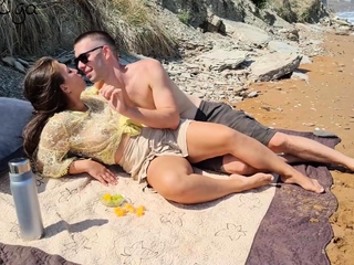 Beach volleyball – sloppy naked nymphs in action!