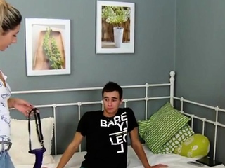 Lazy roommate pegged by two femmes